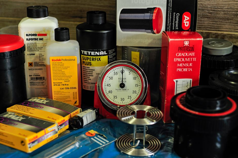 Equipamento básico de revelação fotográfica com tanque revelador e frascos de químicos