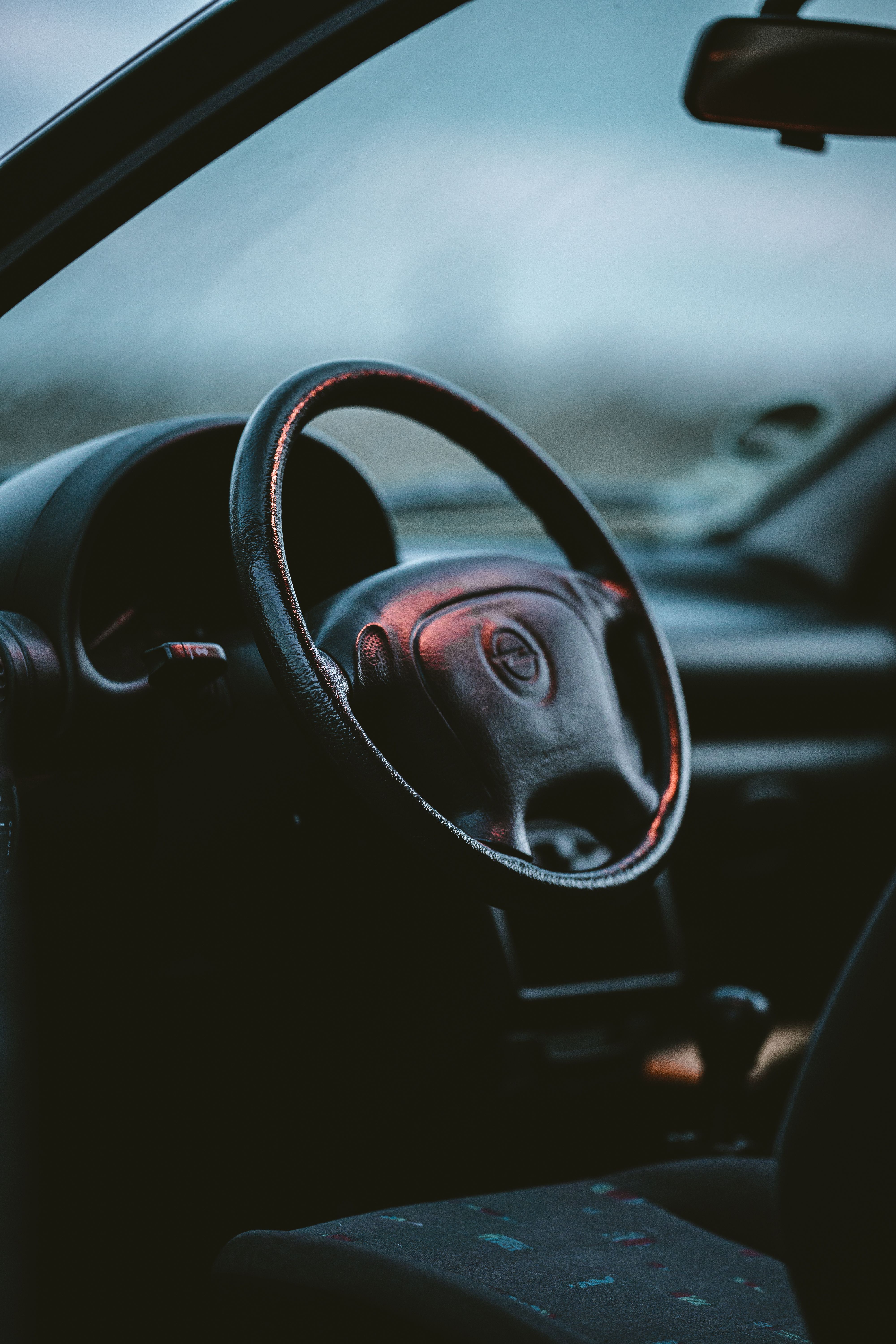 汽車稅金查詢前先搞懂車輛稅務基本概念，車內儀表板與方向盤特寫