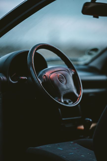 汽車稅金查詢前先搞懂車輛稅務基本概念,車內儀表板與方向盤特寫