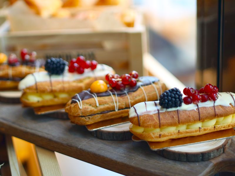 Éclairs garnis de crème pâtissière onctueuse et fruits rouges