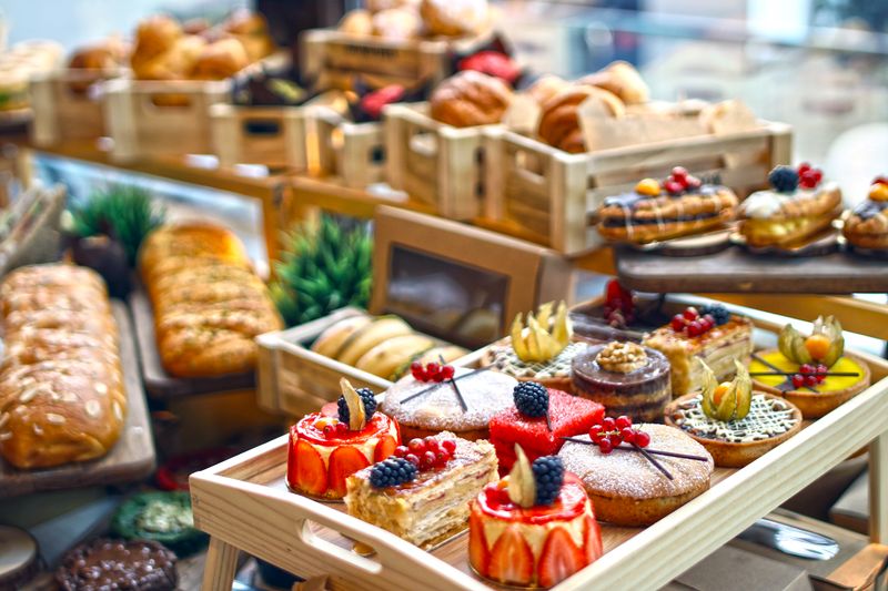 Vitrine de doces e pastelaria sazonal variada
