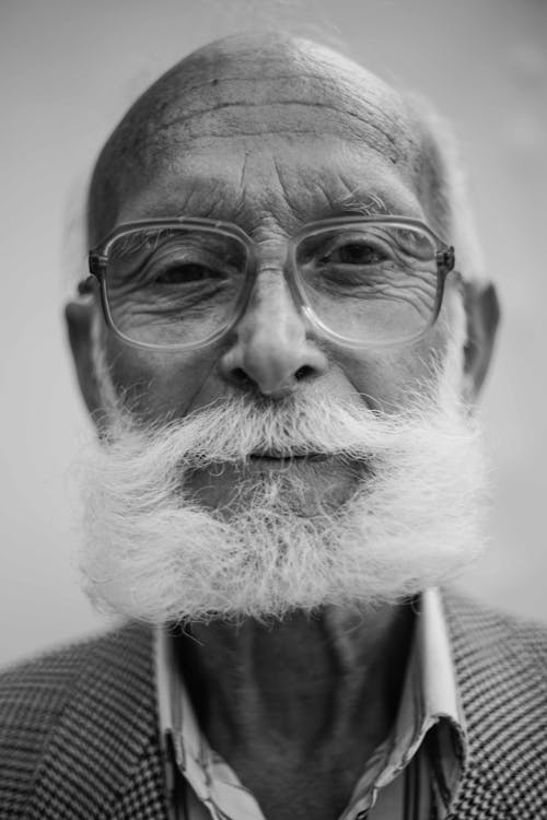 Fotografia Em Tons De Cinza De Um Homem Usando óculos