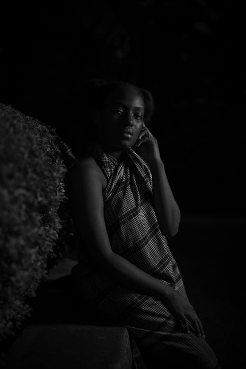 Gratis lagerfoto af afrikansk kvinde, afro, alene