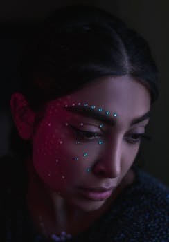 富有创意的特写肖像，面部宝石带有艺术色彩，灯光效果戏剧性