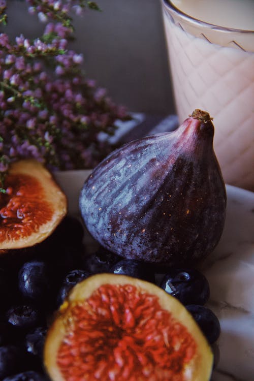 Free Closeup of delicious figs on plate Stock Photo