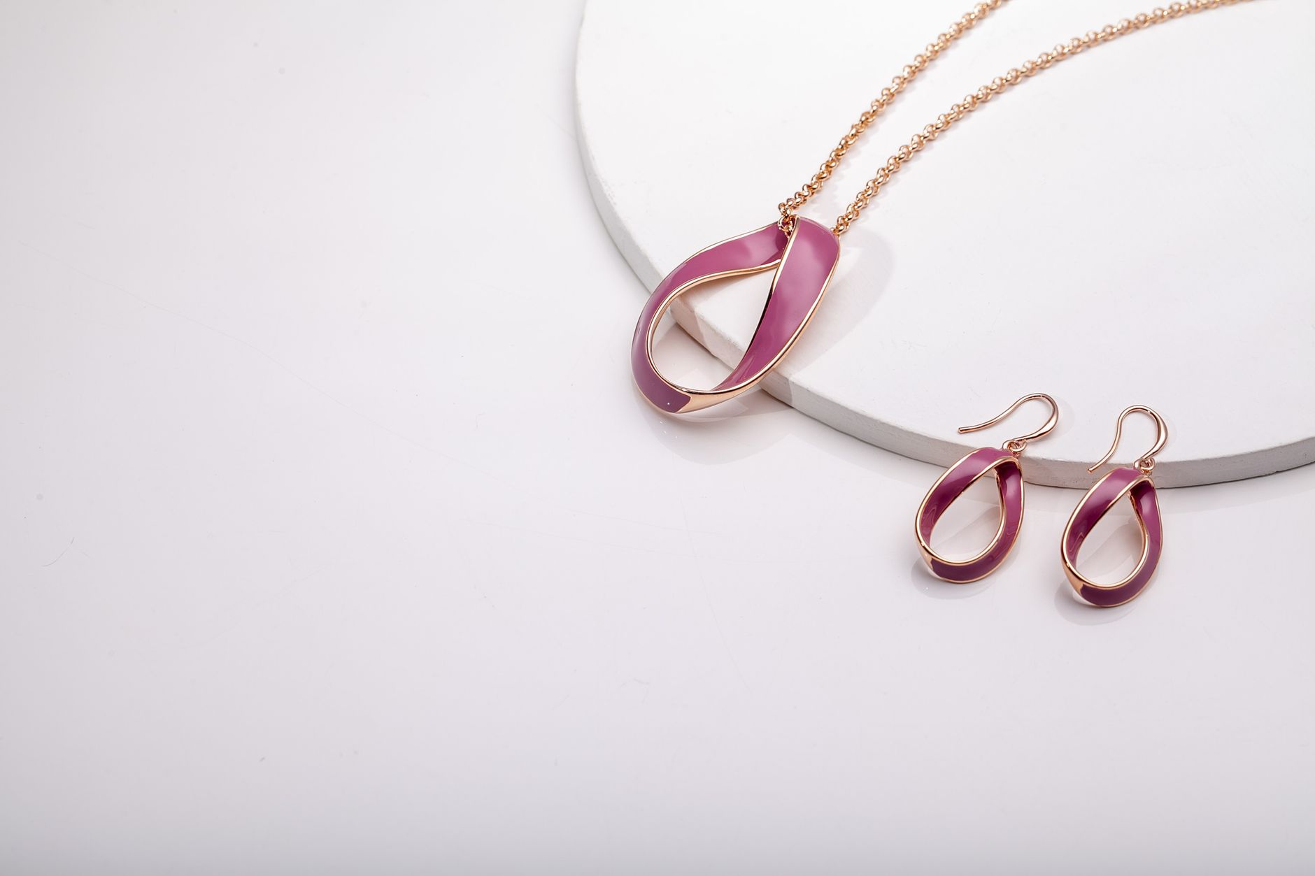 Rose gold jewelry product used for Omni 2 AI product video generation