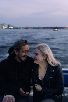一对幸福的夫妇在宁静的夜晚乘船时，共享了一个美好时刻