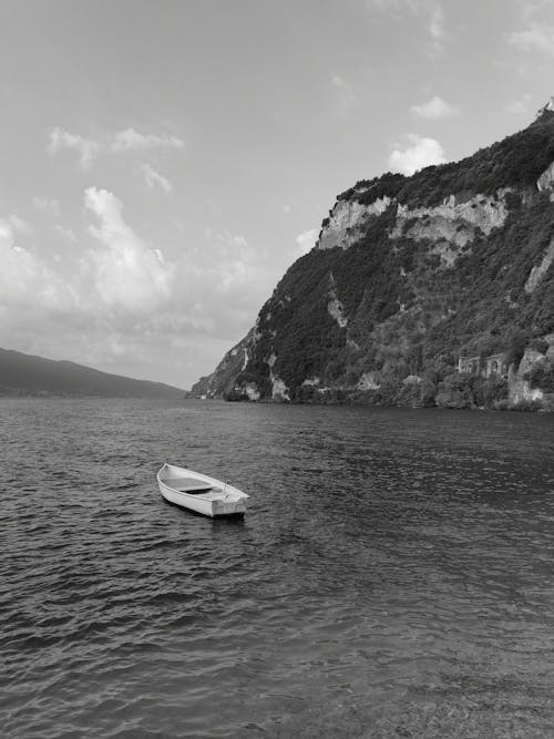 Δωρεάν στοκ φωτογραφιών με ασπρόμαυρο, βάρκα, γκρεμός