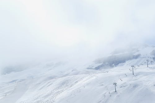 Schneebedeckter Hügel