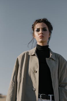 风衣与时尚的女人，在自信的映衬下，构成了晴朗的天空