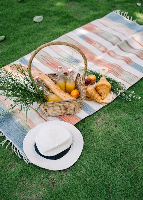 Cesta De Mimbre Marrón Con Frutas En La Mesa