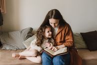 母女俩在家中享受舒适的阅读时光，培养对书籍的热爱