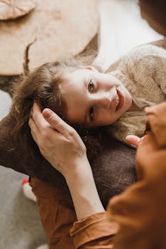 孩子躺在枕头上，父母的抚摸让他感到安慰，室内环境温暖而亲密