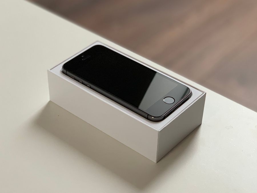 Brand-new Apple iPhone on minimalist packaging sealed box top cash Chicago