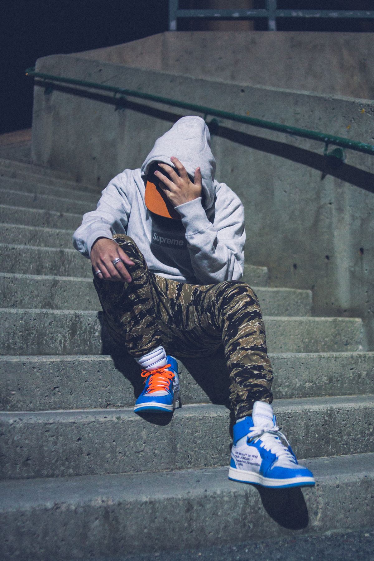 Outfit streetwear hypebeast phong cách Off-White