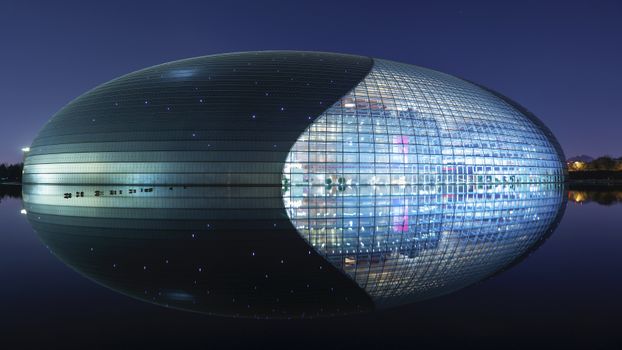 北京国家大剧院的未来派建筑在夜间