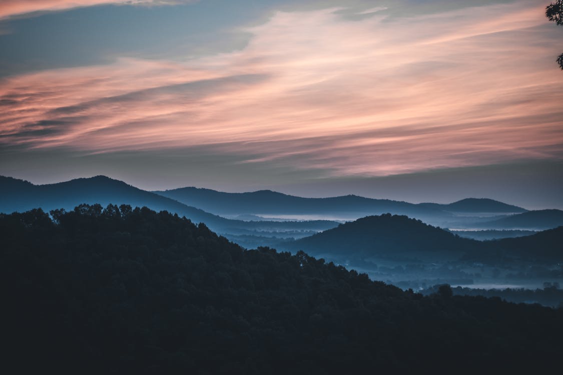 Immagine gratuita di cielo lunatico, colline, montagne