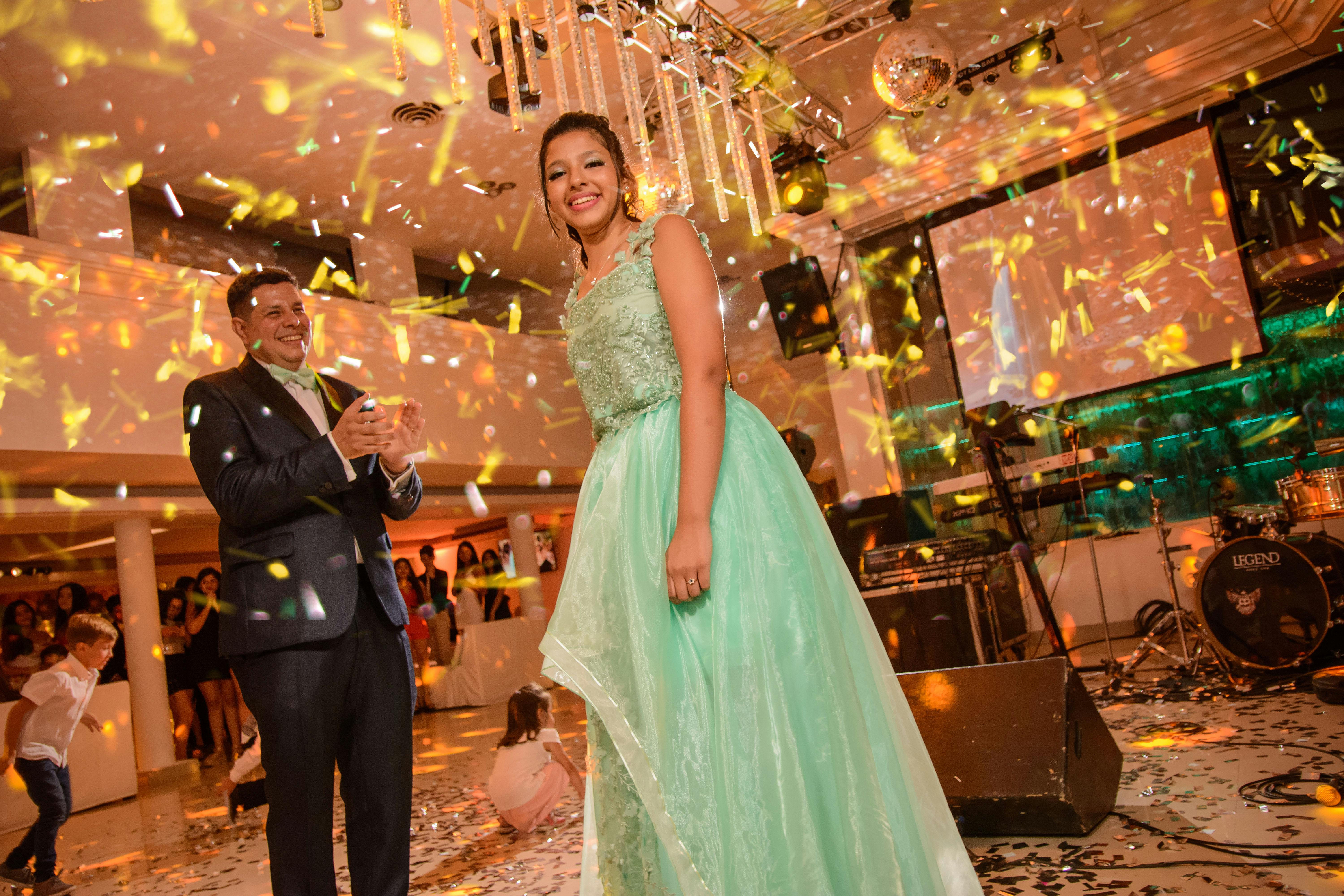 成年人在配有五彩纸屑和灯光的室内派对中享受活力