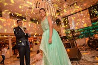 成年人在配有五彩纸屑和灯光的室内派对中享受活力