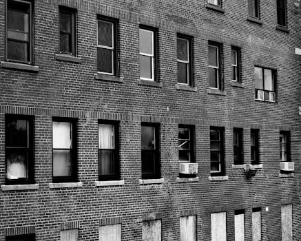 废弃砖砌建筑外墙的黑白细节视图