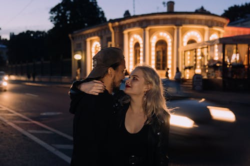 Fotobanka s bezplatnými fotkami na tému bozkávanie, cesta, chodenie von za zábavou