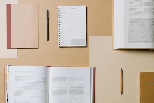 Fotobanka s bezplatnými fotkami na tému flatlay, knihy, perá