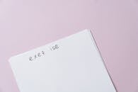 一张极简主义图像，展示粉红色背景上的空白练习页