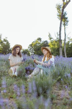 两个女人坐在宁静的薰衣草田里聊天，享受着大自然