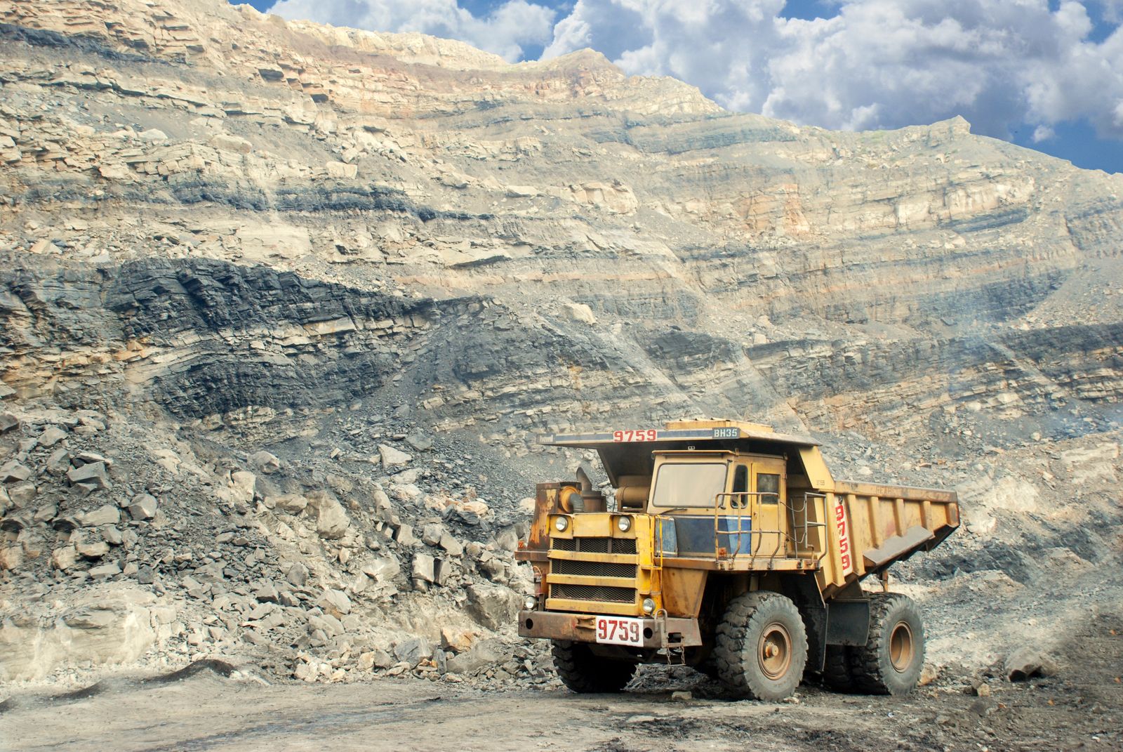 Mineral sourcing and material handling environment