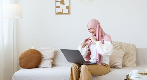 Vrouw In Roze Hijab Met Macbook