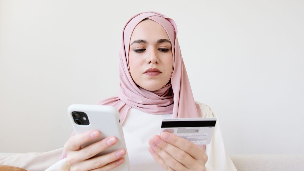 ربط بكسل تيك توك في سلة - marketing team reviewing TikTok retargeting performance dashboard