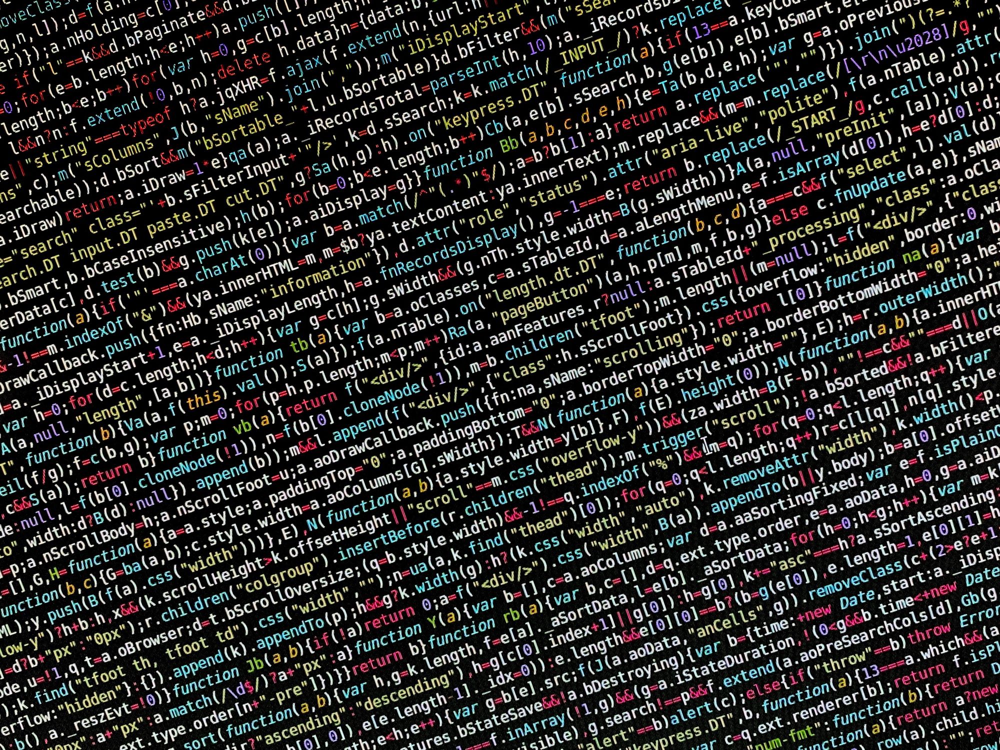 Pantalla de computadora con líneas de código y datos, en referencia al scraping de resultados de búsqueda