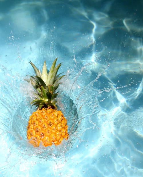 Free Pineapple Splashing in Water Stock Photo
