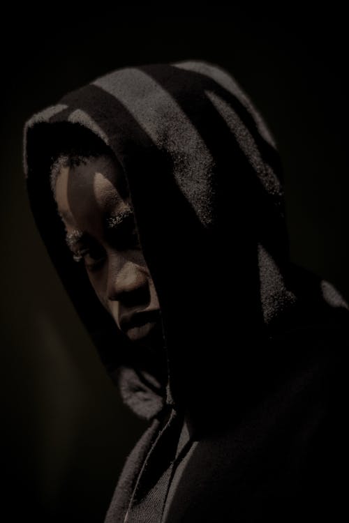 Gratis stockfoto met Afro-Amerikaanse man, donker, hoodie