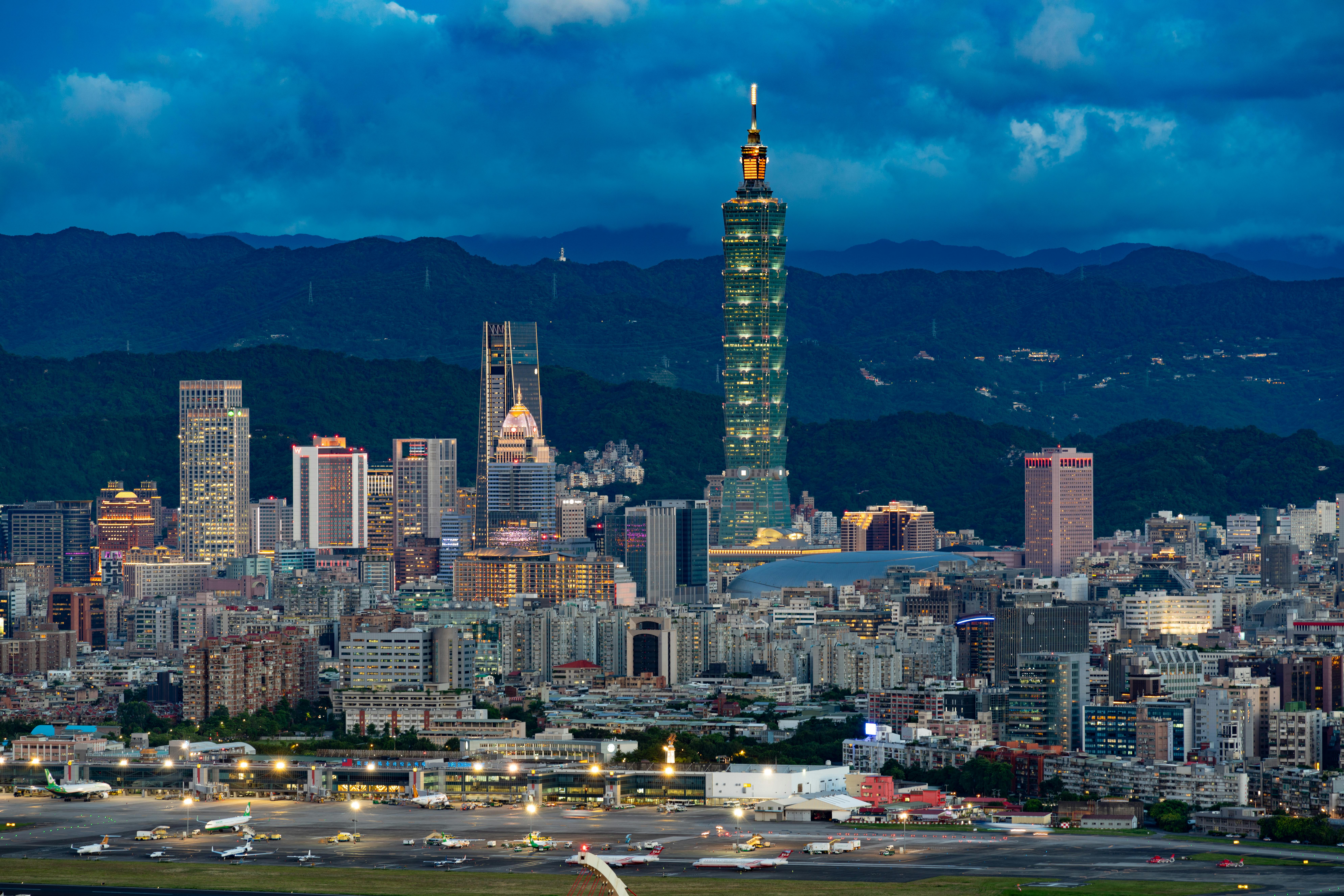 Stunning evening view of Taipei skyline featuring the iconic Taipei 101 building.