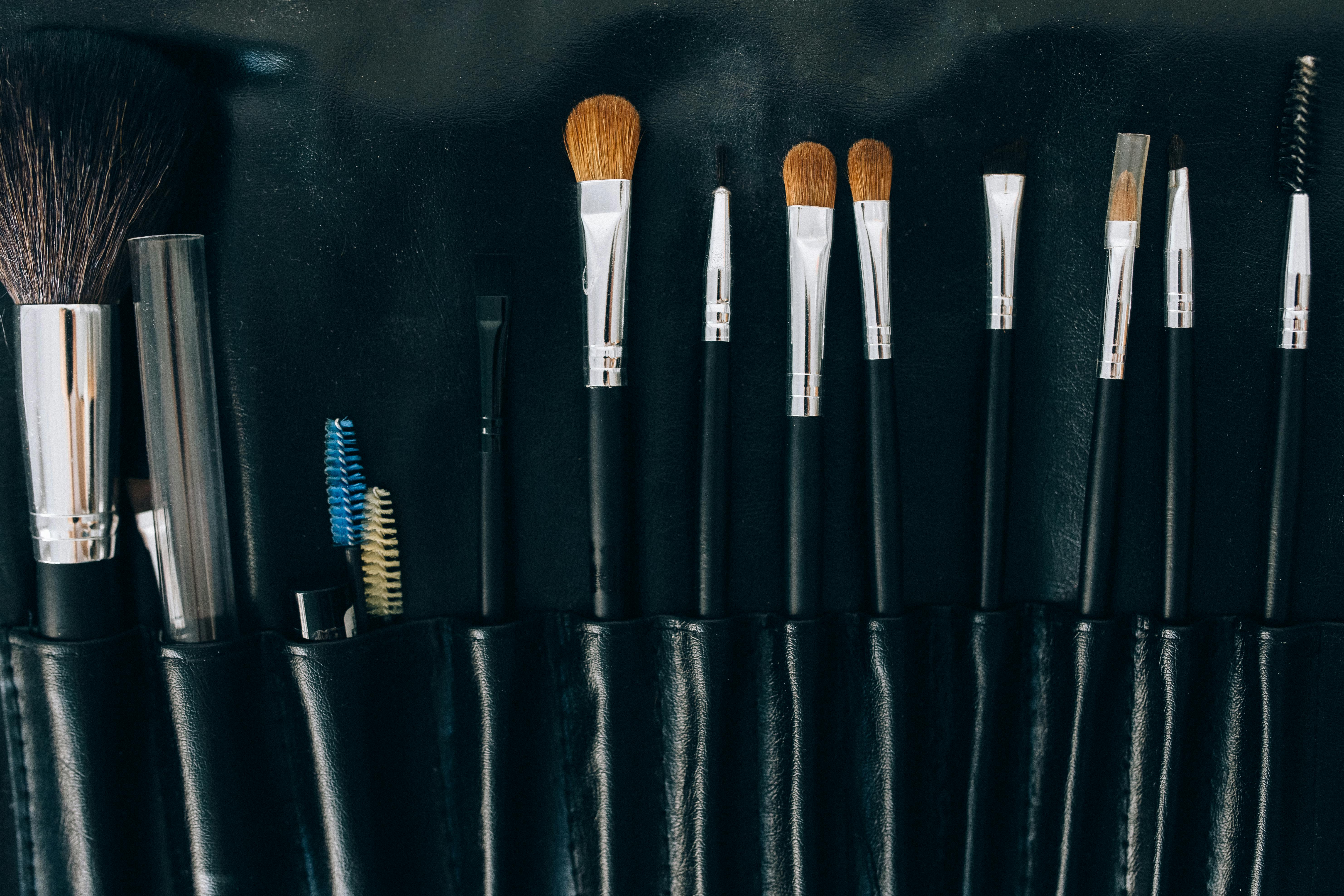 black and brown makeup brush set