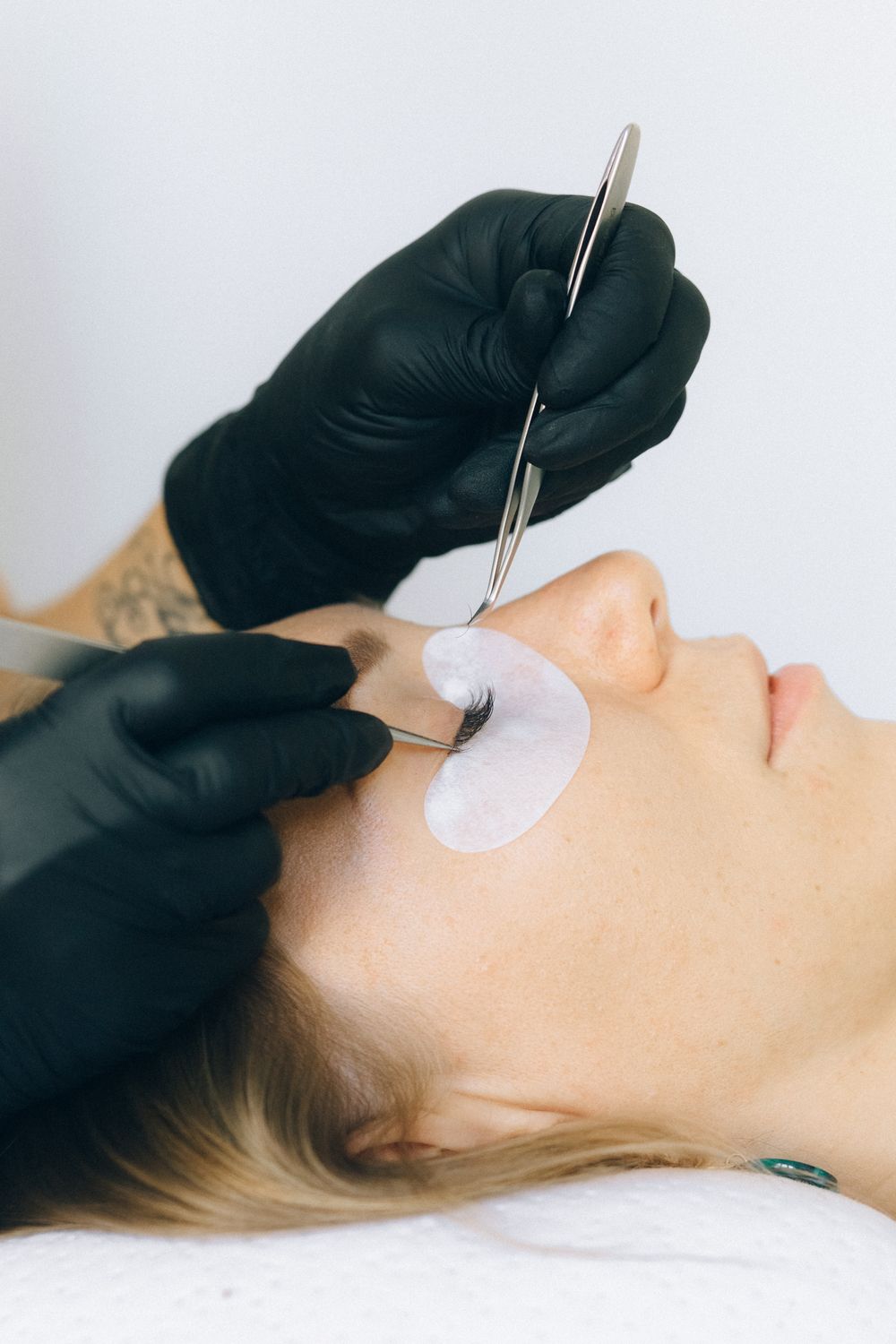 Aan het werk met een lashlift-behandeling