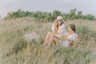 两名女子在大自然的怀抱中，享受着宁静的午后阅读时光
