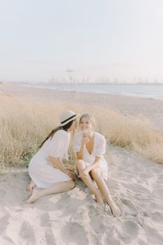 一对夫妇在阳光明媚的夏日，于沙滩上分享着温柔的时刻