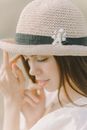 一位年轻女子戴着草帽的柔和灯光特写肖像