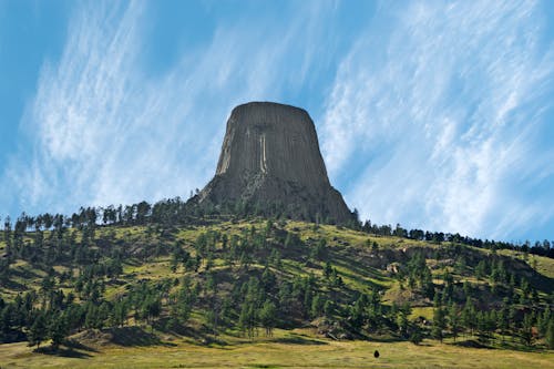 Montanha Verde E Marrom Sob O Céu Azul