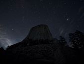 夜晚，在晴朗、星光熠熠的天空下，欣赏魔鬼塔的壮丽景色