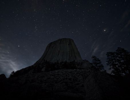 夜晚，在晴朗、星光熠熠的天空下，欣赏魔鬼塔的壮丽景色