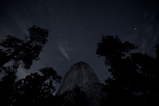 魔鬼塔上空，星空景色令人惊叹，树木映衬着它的轮廓