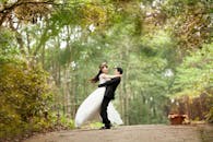 在迷人的户外婚礼上，一对情侣在美丽的森林中摆姿势，庆祝他们的爱情