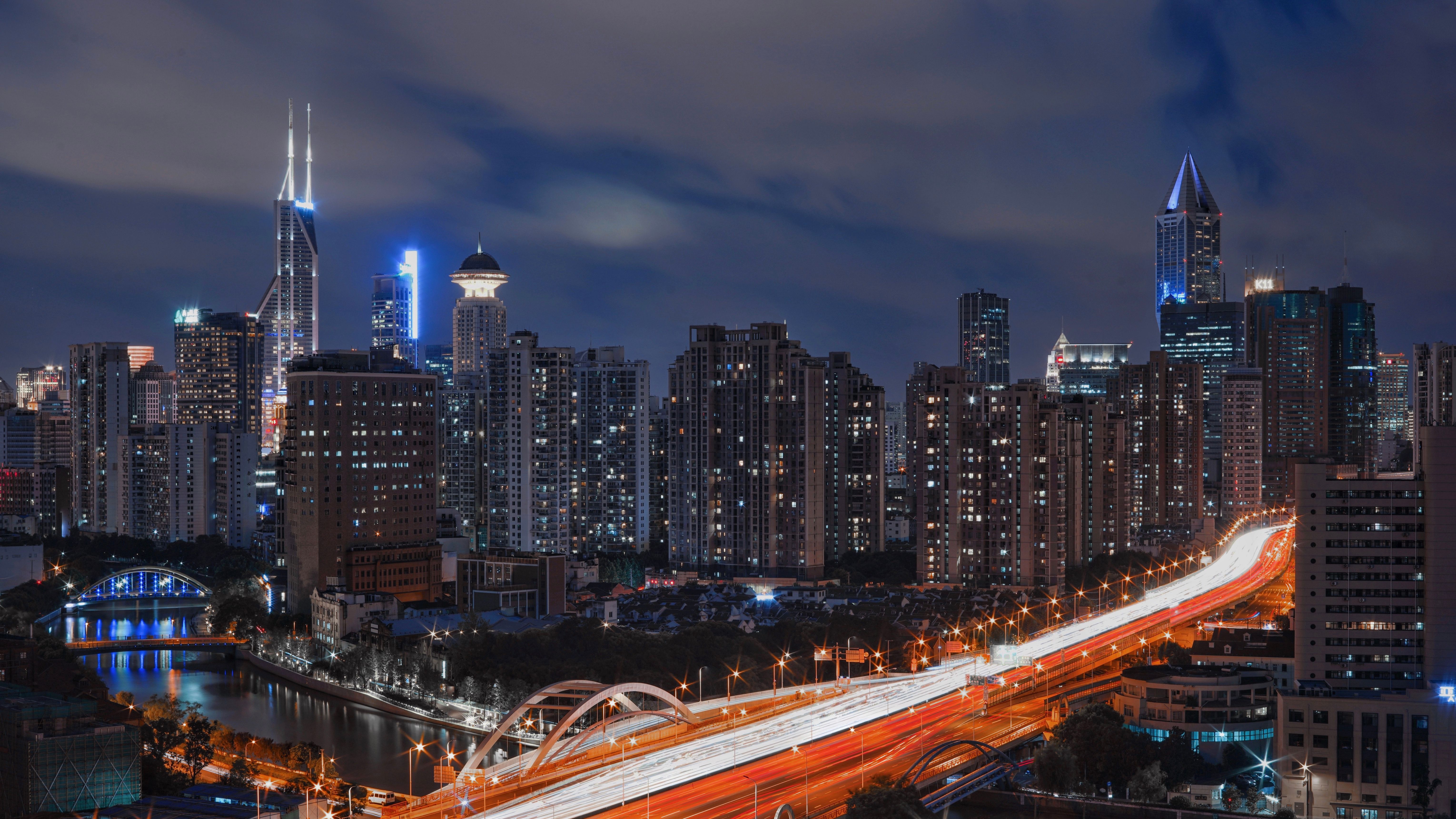 令人惊叹的长曝光镜头，捕捉了夜间城市天际线被充满活力的摩天大楼照亮的景象