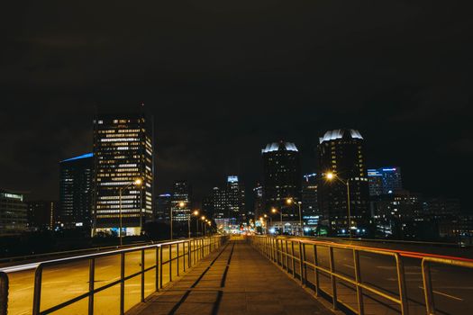 通往繁华城市天际线的道路在夜间亮起