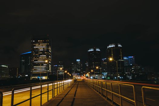 夜间照明的建筑物和街道，构成了充满活力的城市景观