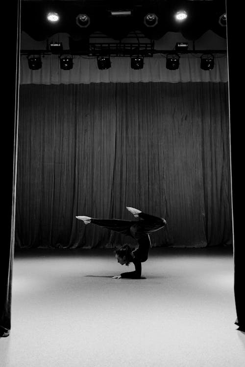 Darmowe zdjęcie z galerii z artysta, balet, ciemne tło