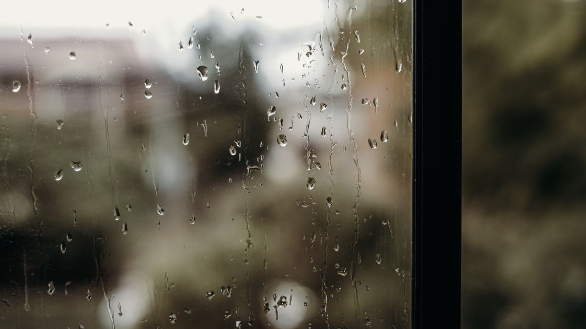 雨粒のついた窓ガラス(イメージ)